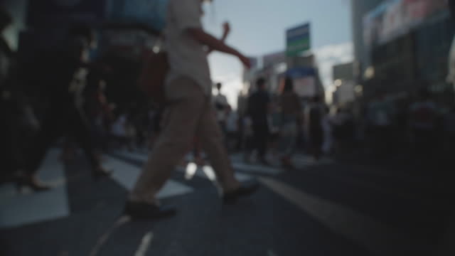 Enfoque-suave---gente-que-camina-en-la-intersección-de-scramble-(verano-en-shibuya)