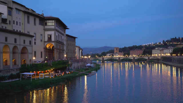 Florenz,-Toskana,-Italien.-Nacht-Blick-auf-den-Fluss-Arno-und-Ponte-Alle-Grazie-Brücke