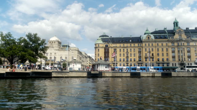 Dowtown-Stockholm-vom-Fluss