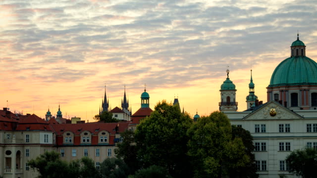 Silhouette-der-Stadt-Prag-bei-Sonnenaufgang.-Zeitraffer