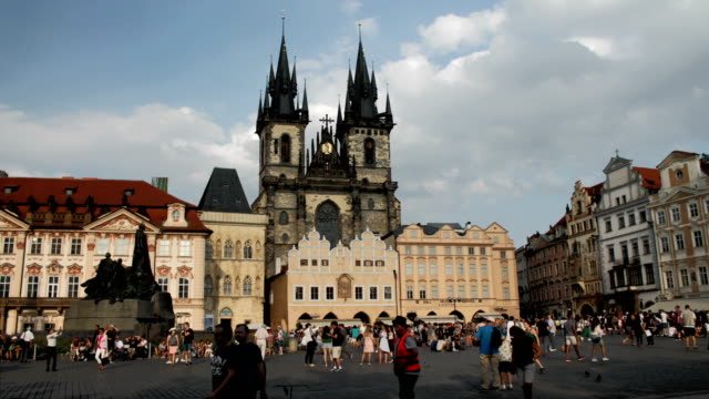 Iglesia-de-nuestra-señora-antes-Tyn-en-Praga.-Lapso-de-tiempo