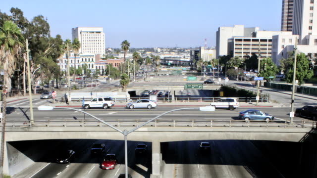 Time-lapse-shot-of-the-101-facing-east-in-Downtown-Los-Angeles-during-the-day