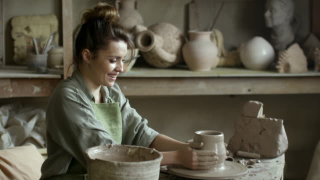 Mujer-hermosa-haciendo-cerámica
