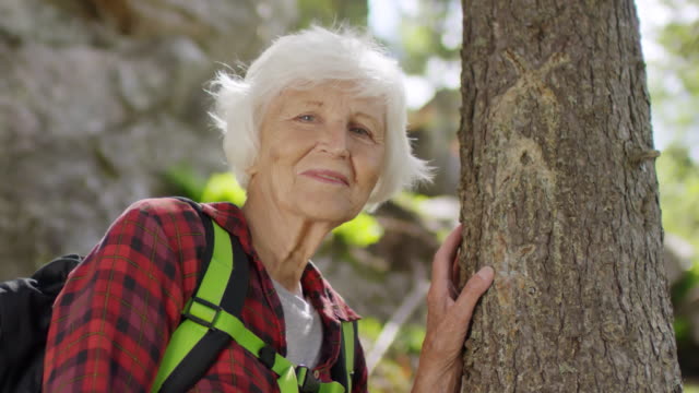 Retrato-de-Senior-femenino-excursionista-en-el-bosque