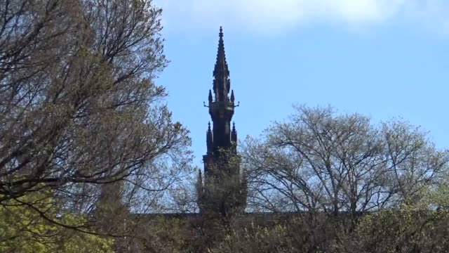 una-vista-de-una-antigua-torre-en-Edimburgo