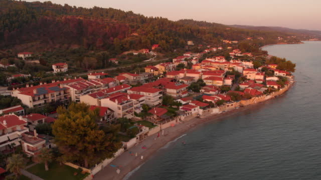 Luftbild-von-der-kleinen-griechischen-Dorf-an-der-Küste-des-Ägäischen-Meeres