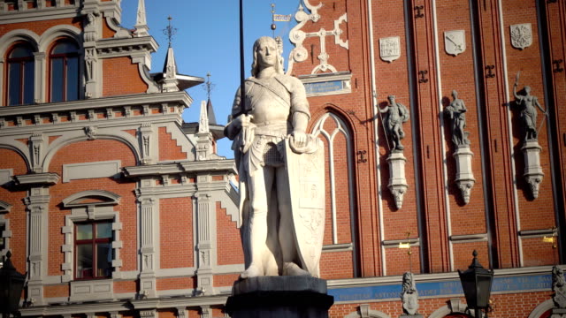 vista-de-un-monumento-a-Roland-en-la-Plaza-del-Ayuntamiento-contra-el-fondo-casa-de-la-cabezas-negras-de-Riga-Letonia