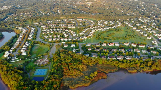 Panorama-of-early-morning-in-the-USA-near-the-river.-new-homes-near-the-water-in-the-residential-sleeping-area-sector-Sunlights-over-buildings-roofs