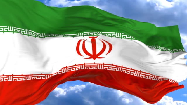 ondeando-la-bandera-contra-el-cielo-azul-Irán