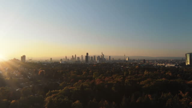 Filmischen-Luftaufnahmen-der-Frankfurter-Skyline-Panorama-bei-Sonnenuntergang