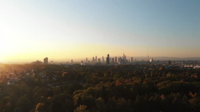 Cine-panorama-aéreo-de-Frankfurt-Skyline-al-atardecer