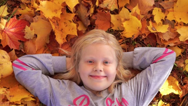 Porträt-eines-schönen-Mädchens-im-Herbst-Park-Portrait-eines-schönen-Mädchens-im-Herbst-Park-auf-Laub