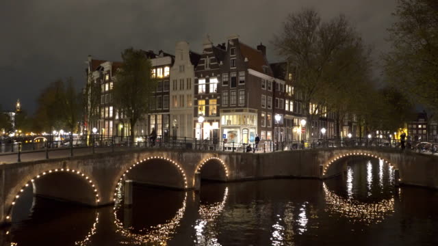 Amsterdamer-Grachten-und-Brücken-in-der-Nacht