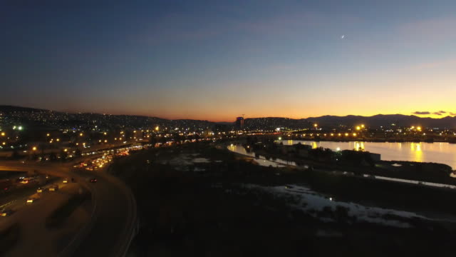 Sonnenuntergang-City-Skyline-Sea-Highway-traffic-izmir