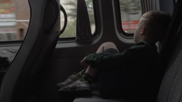 Kind-schaut-aus-dem-Fenster-während-der-Autofahrt