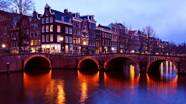 Malerische-Stadt-von-Amsterdam-in-den-Niederlanden-bei-Sonnenuntergang
