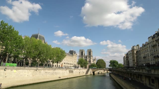 Fluss-Seine-und-Notre-Dame-in-Paris,-Frankreich.-Schönen-blauen-Himmel-Tag-ein-wenig-bewölkt