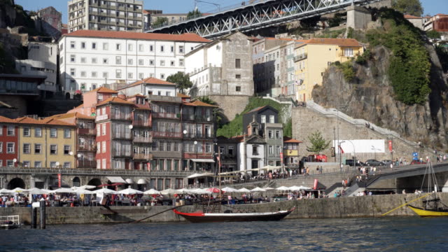 Crucero-por-el-río-Douro.-Video-4K-mano-disparos