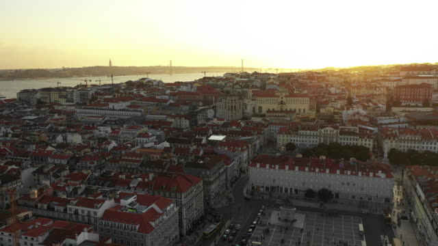 Luftaufnahme-der-Stadtteil-Baixa-in-Lissabon-während-des-Sonnenuntergangs