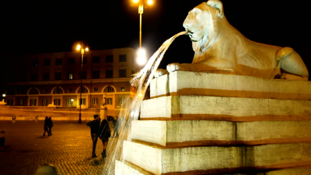 Nachtaufnahme-von-ein-Detail-des-Löwen,-die-spuckt-Wasser-aus-seinem-Mund-in-einem-der-schönsten-Plätze-in-Rom,-Piazza-del-Popolo