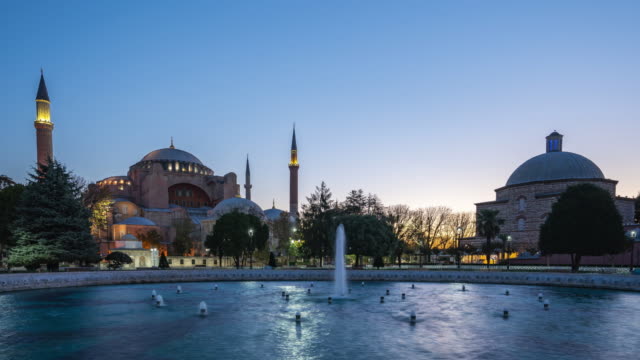 Ayasofya-oder-Hagia-Sofia-Wahrzeichen-von-Istanbul-Nacht-zu-Tag-Zeitraffer-in-Istanbul,-Türkei