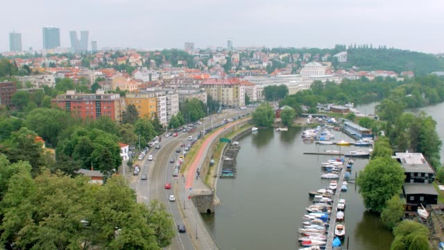 vista-aérea-de-Praga-con-distritos-residenciales-y-amarre-de-río-pequeño