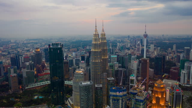 Sonnenuntergang-Himmel-Kuala-Lumpur-Stadtzentrum-Antenne-Panorama-Zeitraffer-4k-Malaysia