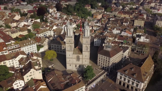 Sonnentag-zurich-Stadt-berühmte-Kathedrale-Luftbild-4k-Schweiz