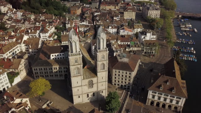 Sonnentauglich-zurich-Stadt-berühmten-Kathedrale-Uriverde-Luft-Panorama-4k-Schweiz