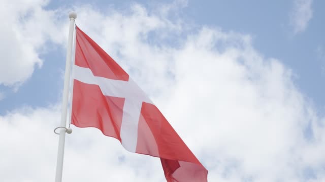 Dänemark-National-Flagge-vor-bewölktem-Himmel-winken-4-K-2160-p-30-fps-UHD-Footage---rot-und-weißer-Stoff-der-dänischen-Flagge-auf-dem-Wind-4-K-3840-X-2160-UltraHD-video