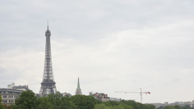 Construcción-de-acero-de-la-Torre-Eiffel-el-día-lento-inclinar-imágenes-UHD-de-3840-X-2160---inclinación-en-la-famosa-Torre-Eiffel-de-francés-en-París-4-K-2160-p-30-fps-video-inclinación-UltraHD