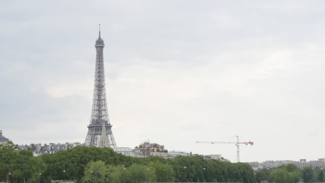 Französische-Eiffelturm-in-der-Nähe-Seine-von-Tag-zu-Tag-langsam-kippen-4K-2160p-30fps-UltraHD-Video---Kippen-auf-berühmte-Landschaft-von-Frankreich-und-Paris-4K-3840-X-2160-UHD-Filmmaterial