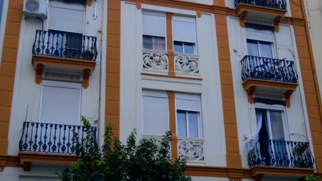 Schöne-malerische-Gebäude-in-der-Stadt-mit-klassischem-Nationaldesign