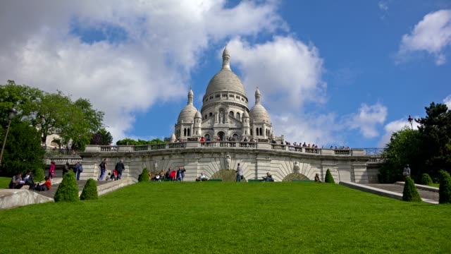 France,-Paris,-basilica-Scare-Coeur,-Montmartre-hill.