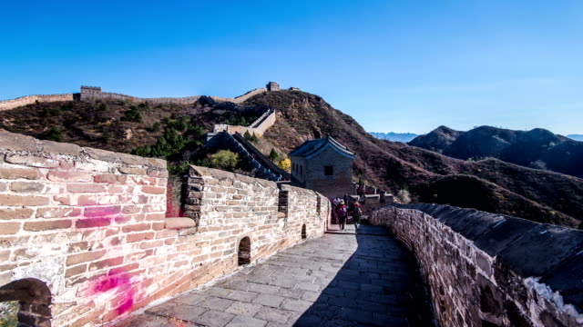 Beijing,-China-–-Okt.-26,2014:-Die-Besucher-erklimmen-Sie-die-Große-Mauer-in-Jinshanling-Herbst,-Peking,-China