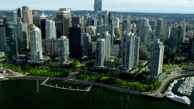 Vista-aérea-del-centro-de-la-ciudad-rascacielos-y-marina-de-yates,-Vancouver