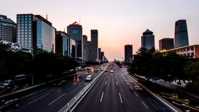 Beijing,-China---29-de-septiembre-de-2014:-Pasos-y-mirando-el-transporte-en-Changan-Avenue,-cerca-del-distrito-financiero-Guomao,-Beijing,-China
