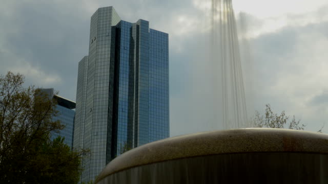 Frankfurt-–-Wolkenkratzer-Brunnen