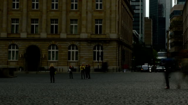 Frankfurt-city-square-tracking-move