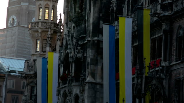Banderas-de-la-región-de-Baviera-gótico-Marienplatz-Munich-Fachada