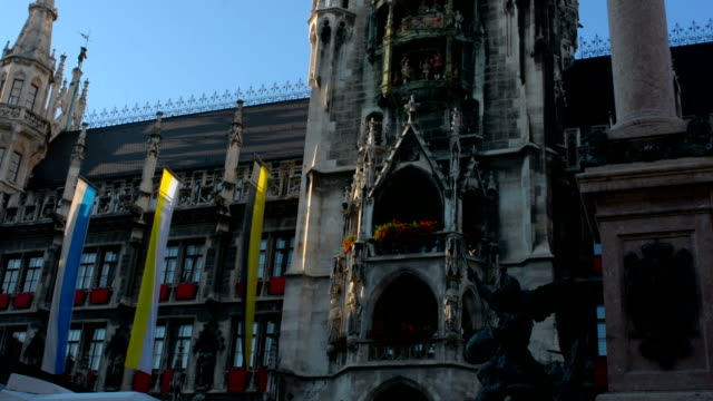 Flags-Welle-im-gotischen-Rathaus-Gebäude