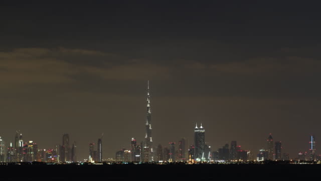De-luz-de-noche-panorama-del-centro-de-la-ciudad-de-dubai,-4-K-time-lapse-Emiratos-Árabes-Unidos