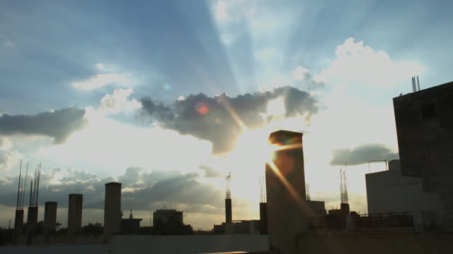 Ruht-auf-Aufnahme-von-towers-im-Sonnenuntergang