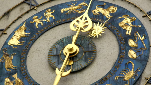 Un-gran-reloj-antiguo-clásico-en-Munich,-Alemania