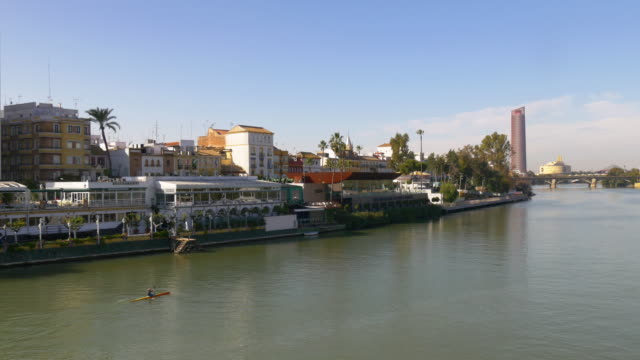 Sevilla-turista-río-Bahía-cafâ---–-día-soleado-4-k,-España