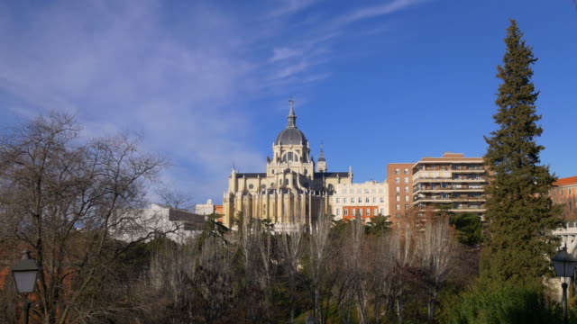 España-madrid-día-soleado-catedral-de-la-almudena-panorama-4-K