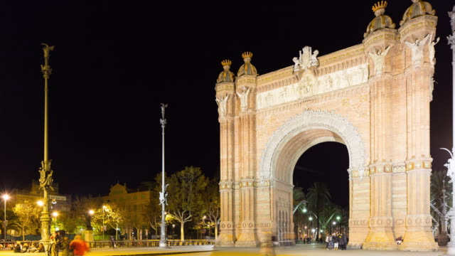 Barcelona-Nachtlicht-Bogen-de-Triomf-zu-den-Veranstaltungsraum-\"-panorama\"--4-k-Zeitraffer