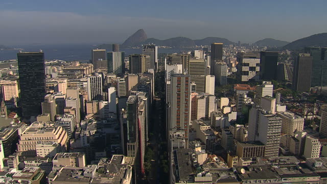 Volar-por-encima-del-centro-de-la-ciudad-edificios-de-Rio-de-Janeiro,-Brasil