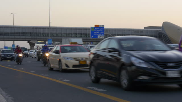 uae-sunset-dubai-city-sheikh-zayed-road-traffic-4k