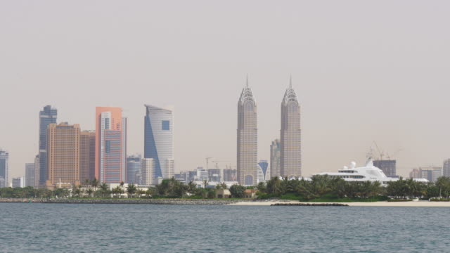 Eau-de-la-ciudad-de-Dubai-de-luz-de-día-Tecom-Torres-panorama-4-K
